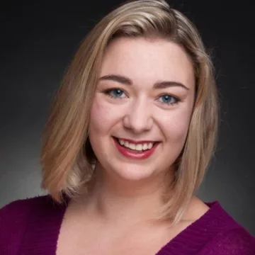 Headshot Image of St. Louis Murder Mystery Entertainer Ashley Knaack