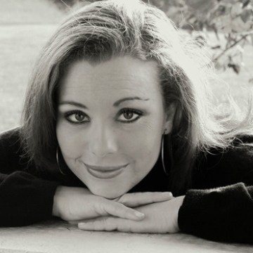 Headshot Image of Jest Murder Mystery Entertainer Danelle Drury