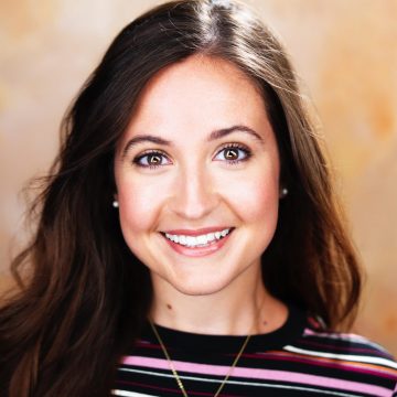 Headshot image of New York Murder Mystery Entertainer Kimberly Bollard