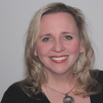 Headshot image of Jest Murder Mystery Co. Entertainer Laura Ash